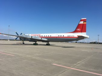 Foto: IL 18 © Winfried Wehrstedt ein mittelgroßes Flugzeug auf Betonfläche