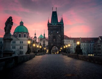Die Karlsbrücke in Prag in der Dämmerung