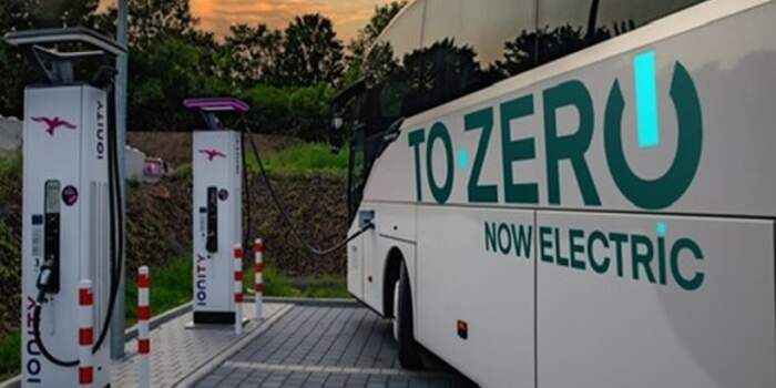 Tank raus Batterie rein. Wie wird aus einem Bus mit Verbrennungsmotor ein hoch effizientes, batteriebetriebenes Fahrzeug
