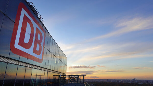 Foto des Bahntower mit gut sichtbarem Logo der Deutschen Bahn