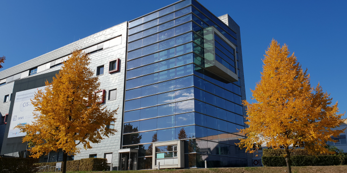 Gebäude des CiS Forschungsinstituts für Mikrosensorik mit herbstlich gefärbten Bäumen