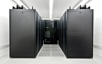 Ein weißer Raum mit mehreren schwarzen Servern.