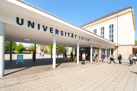 Platz mit Säuleneingang zum Universitätsgelände.