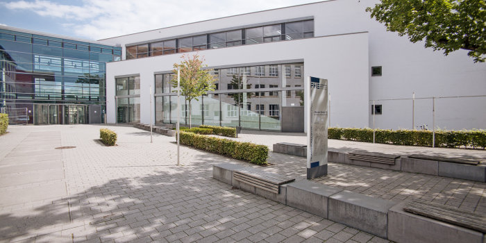 Foto: Haus 8 am Campus der FH © Jens Hauspurg Außenansicht von Haus 8 an der Fachhochschule: Modernes Gebäude mit heller und verglaster Außenwand.
