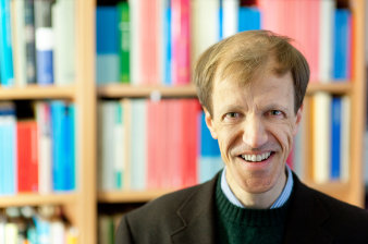 Foto: Prof. Dr. Christoph Bultmann © Universität Erfurt Portät einer männlichen Person mit dunkler Oberbekleidung