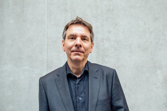 Foto: Dr. Sascha Salatowsky © Universität Erfurt Porträt einer männlichen Person im Anzug