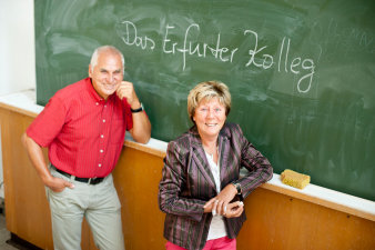 Foto: Erfurter Kolleg © Universität Erfurt weibliche und männliche Person vor Schultafel