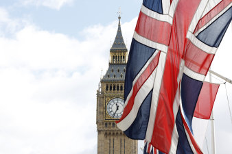 Bild: LAHR_bild_Can_I_become_a_steak_COLOURBOX1036909 © colourbox.de Big Ben mit englischer Flagge