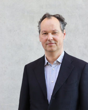 Foto: Dr. Markus Meumann © Universität Erfurt Porträt einer männlichen Person im Anzug