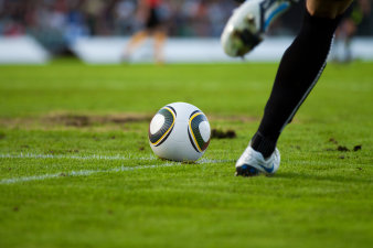 Foto: BIETMANN_bild_ Millionen-Deals_COLOURBOX1208269 © colourbox.de Fuß mit einem Fußball