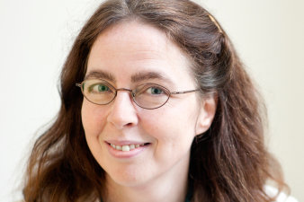 Foto: Dr. Bettina Hollstein © Universität Erfurt Porträt einer weiblichen Person mit Brille