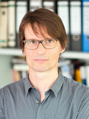 Foto: Prof. Dr. Jürgen Martschukat © Universität Erfurt Portät einer männlichen Person mit offenem Hemd