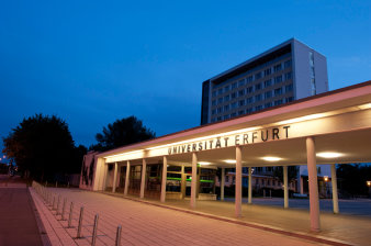 Foto: Eingangsbereich der Universität Erfurt bei Nacht © Universität Erfurt beleuchteter Eingangsbereich