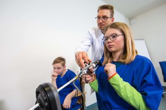 Foto: Urologie © Helios Kliniken GmbH ein Herr und zwei Kinder mit einem Medizingerät