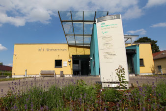 Foto: Nierenzentrum © Helios Kliniken GmbH ein modernes Gebäude mit Info-Tafel davor