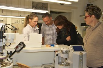Foto: Zahntechnisches Labor © Frank Schaefer Besucher schauen sich Geräte an