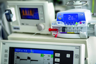 Foto: Intensivmedizin © Helios Kliniken GmbH mehrere Anzeigegeräte