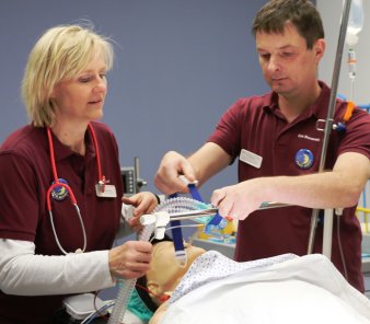 Foto: Simulationszentrum © Helios Kliniken GmbH eine Frau und ein Mann an einer Puppe