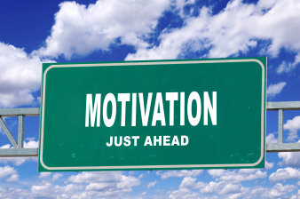 Grafik: SCHWANDT_bild_Motivation_COLOURBOX8784411 © colourbox.de Motivation besser verstehen: Grünes Schild hängend mit der Aufschrift: "Motivation Just Ahead"