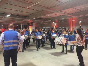 Foto: Besucher bei der LNdW 2015 © Zalando Logistics SE & Co. KG Besuchergruppe mit Paketen in den Händen
