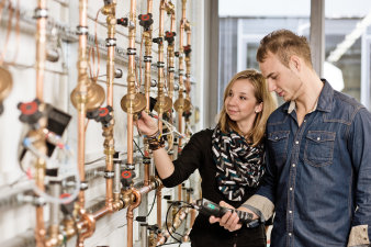 Foto: GET-Labor © Jens Hauspurg Studierende im GET-Labor der Fachhochschule Erfur