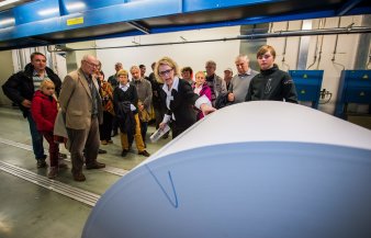 Foto: Druckhausführung © Mediengruppe Thüringen Verlag GmbH Menschengruppe hinter großer Papierrolle