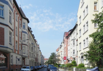 Foto: Krämpfervorstadt © Guido Spohr Straßenzug mit Gründer-Häusern beidseitig der beparkten Einbahnstraße
