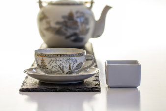 Foto: Traditionelle chinesische Teezeremonie © colourbox.de fein bemaltes Teegeschirr