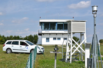 Foto: Landebahnbeobachtungshaus des Deutschen Wetterdienstes am Flughafen Erfurt-Weimar © Alice Koch Landebahnbeobachtungshaus, Messgeräte und Fahrzeug des Deutschen Wetterdienstes (DWD) am Flughafen Erfurt-Weimar