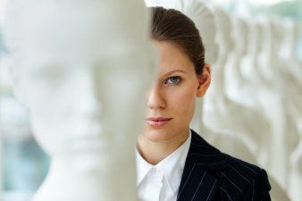 Foto: Frau mit Maske © colourbox.de Frauengesicht, halb von einer Maske verdeckt