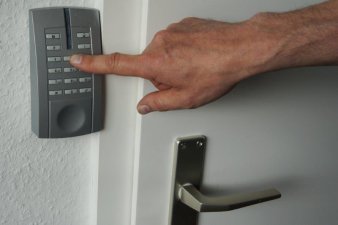 Foto: Schließtechnik © HWK Erfurt Türöffner mit Hand bei Code-Eingabe