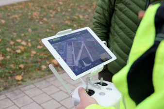 Foto: Drohnensteuergerät: Professionell mit der Drohne durchstarten. © HWK Erfurt Drohnensteuergerät mit Display in der Hand