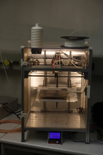 Foto: 3D-Drucker © Stephan Jauch leuchtender 3D-Drucker mit vielen Kabeln versehen