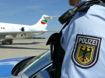 Foto: Streife Luftsicherheit Bundespolizei © Michael Oettel Bundespolizist mit Auto auf Flugfeld