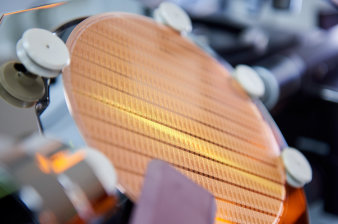 Foto: Siliziumscheibe (Wafer) mit Mikrochips, hergestellt von X-FAB © Jeibmann Photographik eine eingespannte Siliziumscheibe