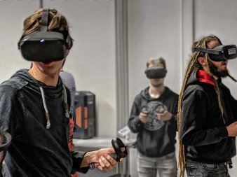 Foto: Immersive Learning Lab © Rolf Kruse drei Männer mit VR-Brillen in einem Raum