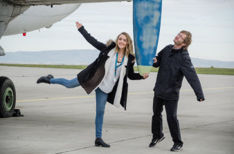 Foto: Fliegendes Klassenzimmer - ausgesiente Passagierflugzeug IL 18 © Flughafen Erfurt zwei Personen stehen unter einem Flugzeugpropeller