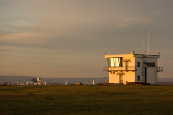 Foto: Wetterwarte des Deutschen Wetterdienstes © Flughafen Erfurt GmbH / Maximilian Reymann Gebäude zum Sonnenaufgang