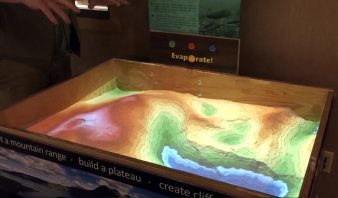 Foto: Die Augmented Reality-Sandbox © CC BY-SA 4.0 ein farbiges Höhenprofil in 3D in einer Holzkiste