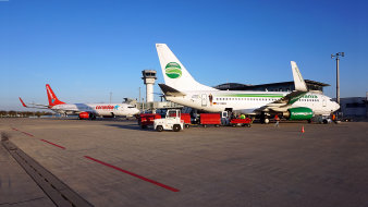 Foto: Flugzeugabfertigung Flughafen Erfurt-Weimar © Hans-Holm Bühl Zwei Flugzeuge stehen auf dem Vorfeld des Erfurter Flughafens und werden mit verschiedenen Geräten be- und entladen und auf den Flug vorbereitet
