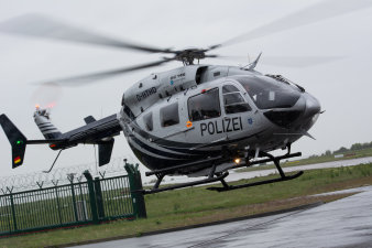 Foto: EC-145 der Landespolizei Hubschrauberstaffel Thüringen © Flughafen Erfurt GmbH / Alice Koch Hubschrauber mit Aufschrift Polizei