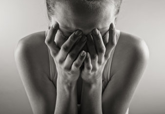 Foto: Verängstigte Person © colourbox.de Person mit Händen vor dem Gesicht