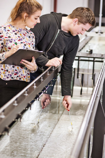 Foto: Wasserlabor © Jens Hauspurg zwei Studierende im Wasserlabor der Fachhochschule Erfurt