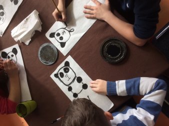 Foto: Tuschezeichnen für Kinder © Konfuzius-Institut Kinder beim Zeichnen