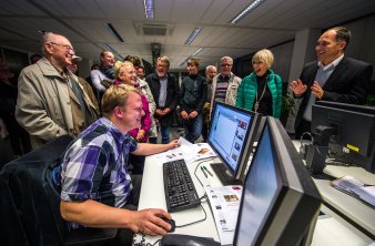 Foto: Redaktionsführung in den Räumen der Redaktion © Mediengruppe Thüringen Verlag GmbH Menschengruppe an einem Computerarbeitsplatz