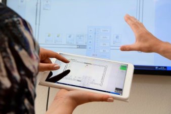Foto: Digitalisierungstechnik © HWK Erfurt Tablet in Händen