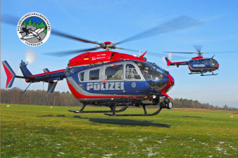 Foto: Polizeihubschrauberstaffel Thüringen © PHuStTh Zwei knapp über der Erde schwebende Hubschrauber