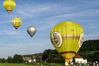 Foto: Ballonsport © Ballonsportclub Hildburghausen e. V. mehrere Heißluftballons, einer am Boden, drei fliegend