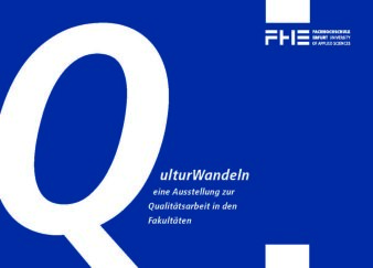 Foto: „QulturWandeln“ – Ausstellung zu Qualität und wissenschaftlicher Vielfalt an der Fachhochschule Erfurt © Fachhochschule Erfurt Weiße Schrift auf blauem Grund mit Text zur Ausstellung