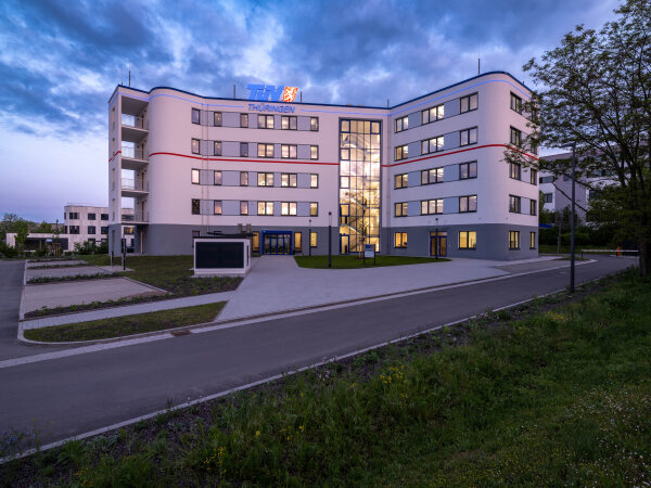 Bild eines Gebäudes in der Abendsonne